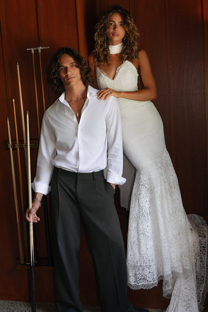 Groom and bride wearing a lace wedding dress_XS_